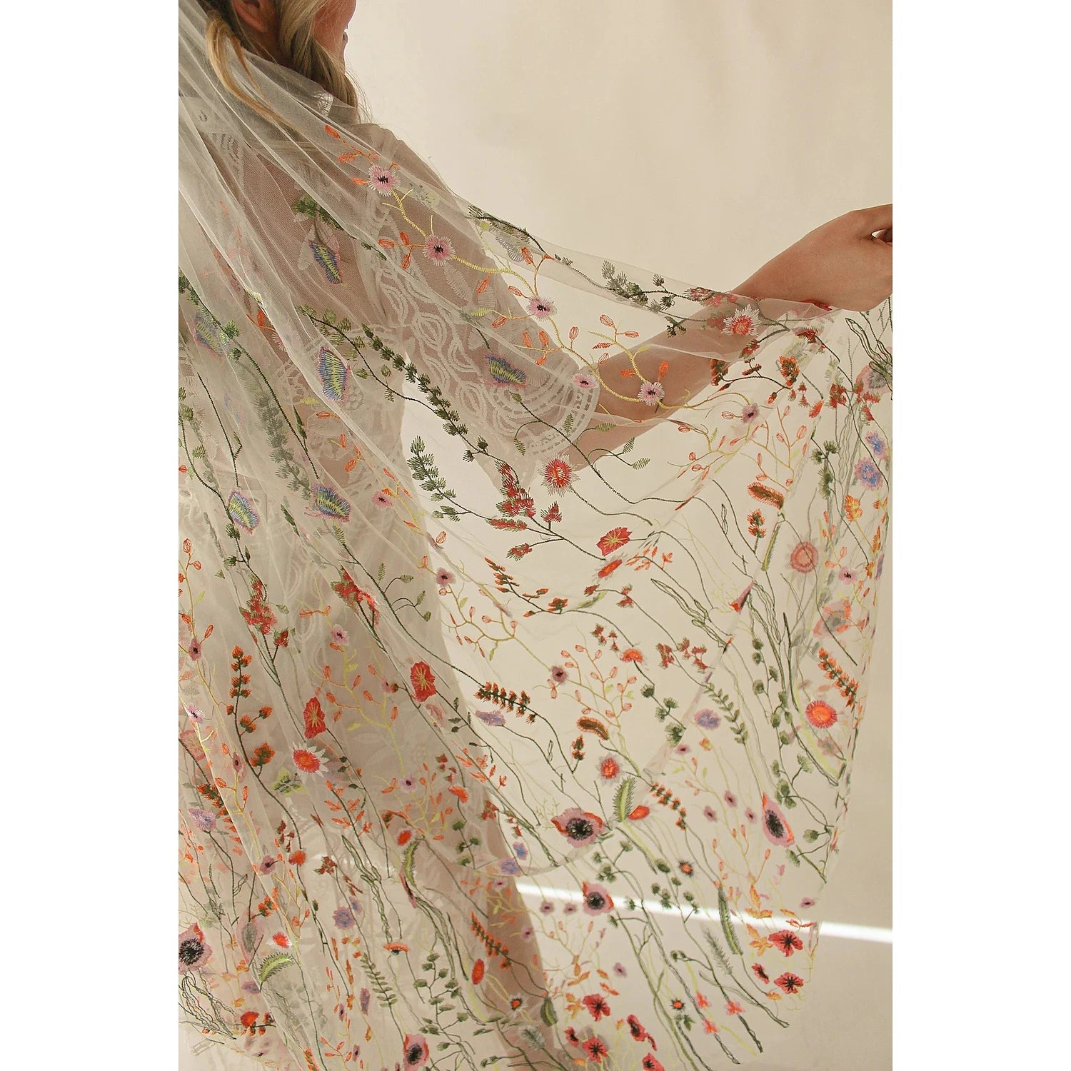 DingJiDress One-tier Flower Style / Sweet Wedding Veil Chapel Veils with Embroidery 62.99 in (160cm) Tulle