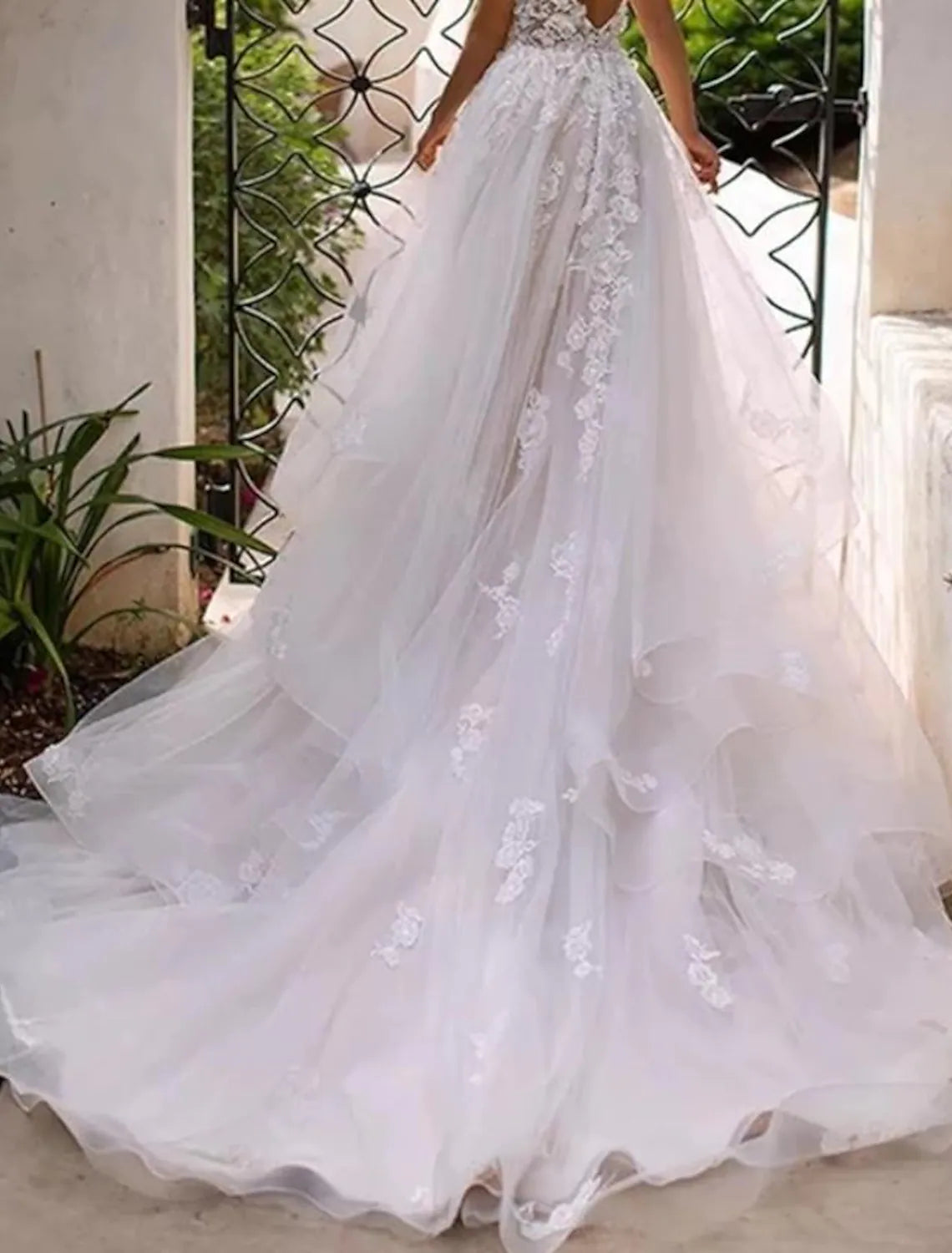 Beach Open Back Sexy Wedding Dresses Chapel Train A-Line Sleeveless V Neck Lace With Appliques