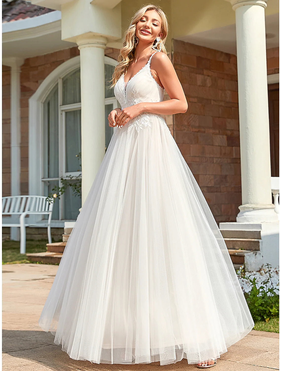 Beach Wedding Dresses Floor Length A-Line Sleeveless V Neck Tulle With Lace Embroidery